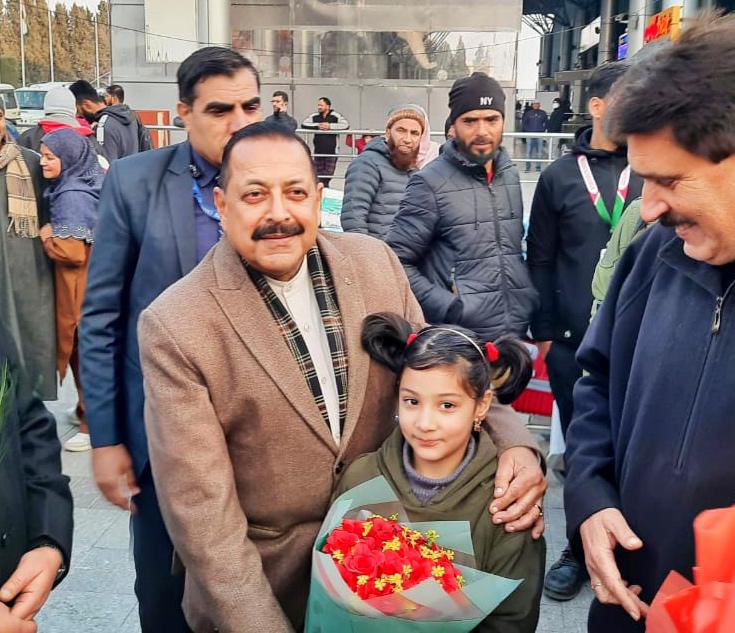 DrJitendraSingh's tweet image. Arrived at #Srinagar this evening…on way to #Sonamarg for the inauguration of the landmark Z-Morh Tunnel by PM Sh @NarendraModi tomorrow.