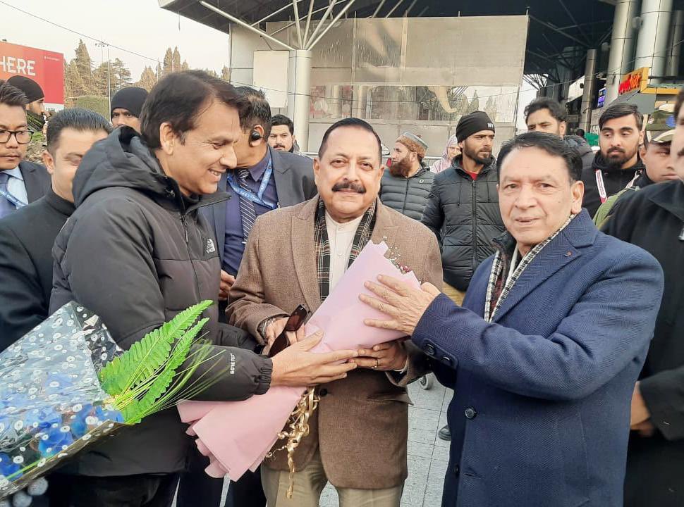 DrJitendraSingh's tweet image. Arrived at #Srinagar this evening…on way to #Sonamarg for the inauguration of the landmark Z-Morh Tunnel by PM Sh @NarendraModi tomorrow.