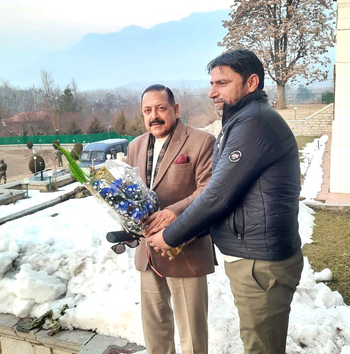 DrJitendraSingh's tweet image. Arrived at #Srinagar this evening…on way to #Sonamarg for the inauguration of the landmark Z-Morh Tunnel by PM Sh @NarendraModi tomorrow.