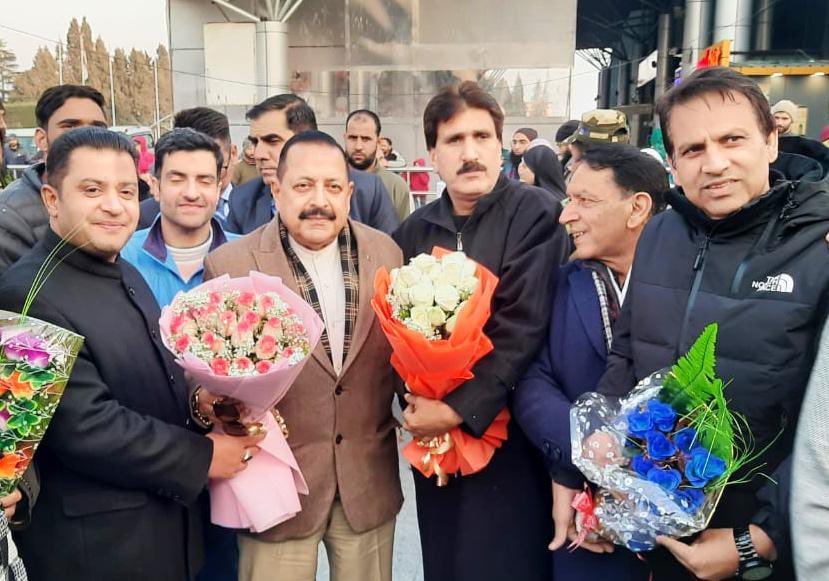 DrJitendraSingh's tweet image. Arrived at #Srinagar this evening…on way to #Sonamarg for the inauguration of the landmark Z-Morh Tunnel by PM Sh @NarendraModi tomorrow.