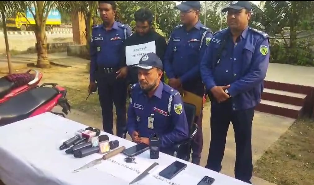 কালিয়াকৈরে মহাসড়কে ছিনতাইকালে পুলিশের হাতে আটক ১