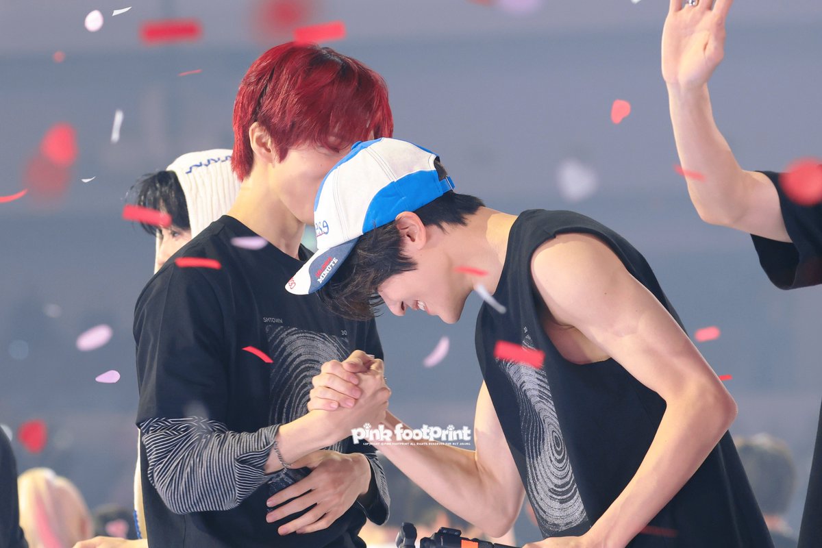 จิตองกับชิอนตอนแทคมือกัน 🤝

แต่ชุดที่ใส่เหมือนคนละฤดูเลยอ่ะ คนนึงหน้าร้อน อีกคนหน้าหนาว 😂☀️❄️