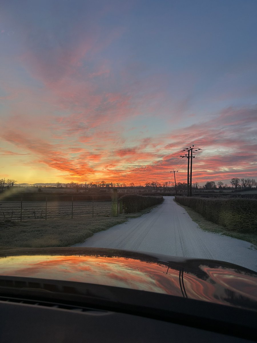 Apologies for my late posting of these pictures from Friday morning which couldn’t help but make me think of these beautiful words “when I in awesome wonder, consider all the works thy hands have made….”

youtube.com/watch?v=Yf6C0L…