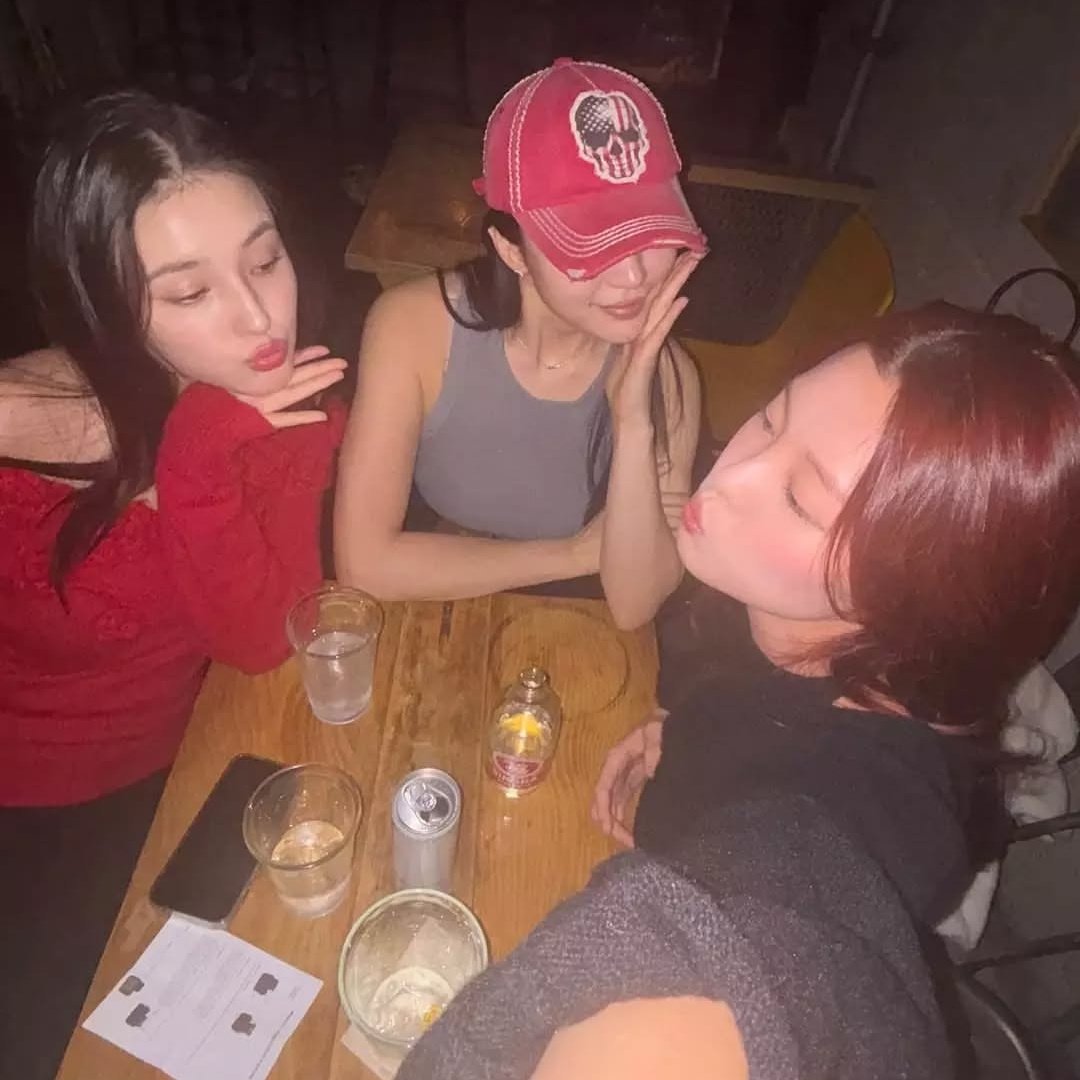 ahiniverse's tweet photo. Girls have been spending time together as usual 💕

#AHIN #NANCY #MOMOLAND https://t.co/fOp29czlzY