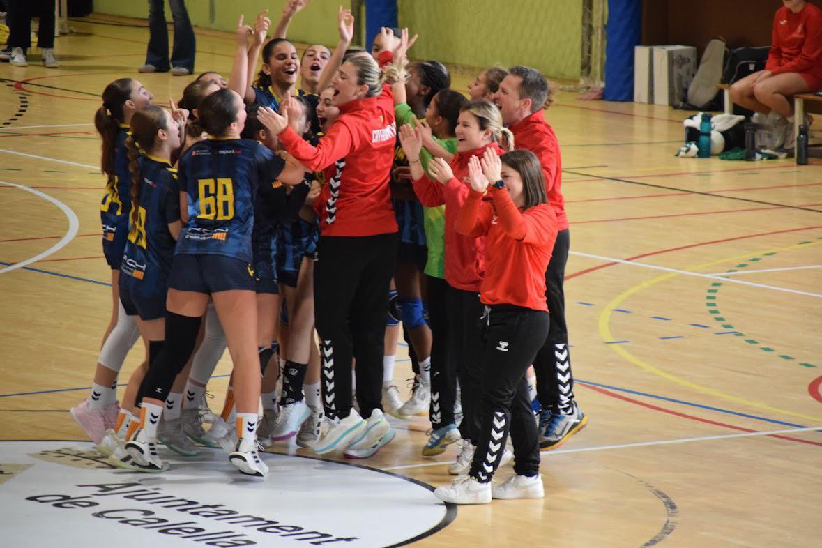 karolcarmona3's tweet photo. Amb el temps es valorarà moltíssim el CESA’25 que s’han marcat aquestes infantils. 🥈SUBCAMPIONES D’ESPANYA!!!! Han fet un campionat excel•lent i fent gaudir a la gent que ens seguia. Això és més important que el color de la medalla. TOT I AIXÍ PER MI SOU D’OR NOIES. 💛❤️ https://t.co/P0B52OnSE8