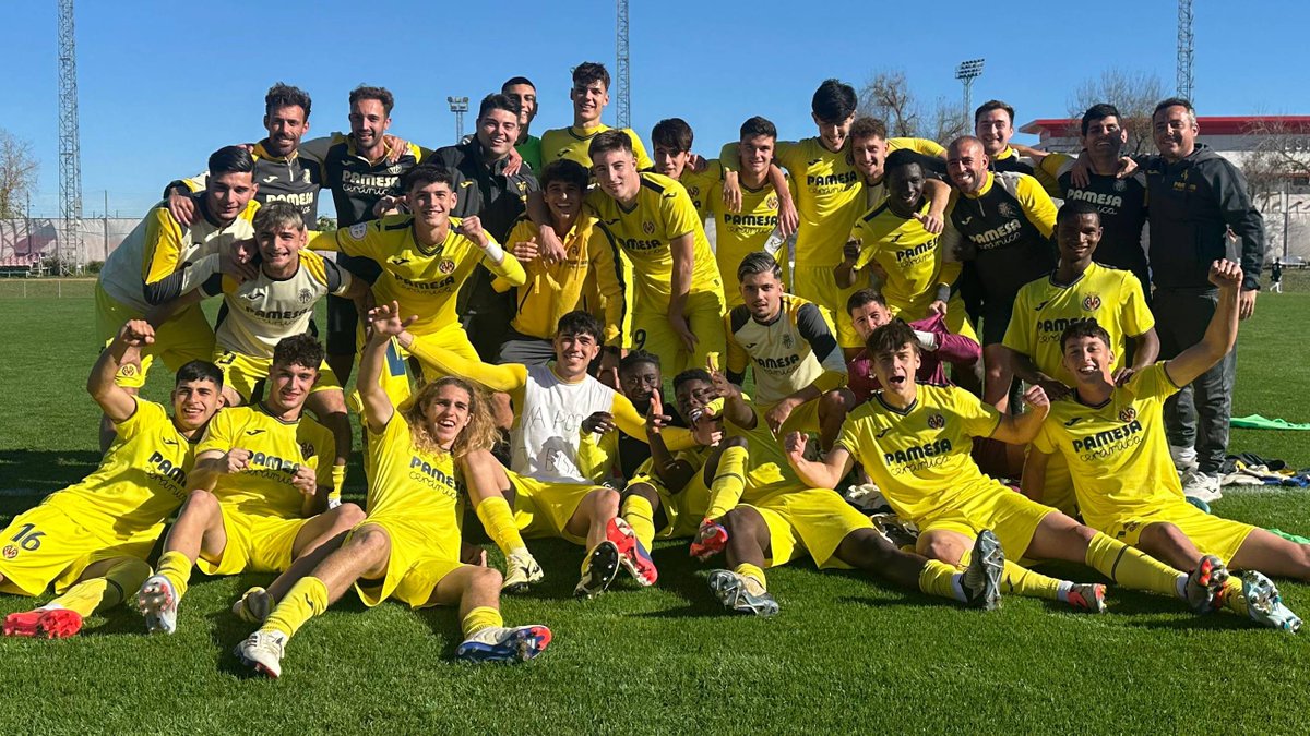 CanteraGrogueta's tweet photo. ¡Así se celebra el pase a octavos de final de la Copa del Rey Juvenil! 😃📸

¡Qué grandes sois, chavales! https://t.co/m4XhC1eL1d