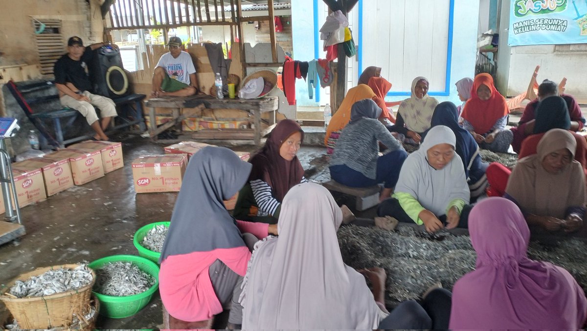 irwan_jan's tweet photo. Selasa(07/01/2025)Irwandi Luhkan Kota B.Lampung, Sutarsono Poklahsar Usaha Bahari Jayen Kel.Kota Karang Kec.T.B.Timur,produksi teri 1800 kg,hrg 55-100rb/kg
 #GiatLuhkanSatminkalBRPPUPP
#BandarLampung
#luhlapor
#produksi
@pusluh_bppsdm
@ipkanilampung
@bppsdm_brppupp
@Ditjen_PDSPKP https://t.co/R57AhDymQp