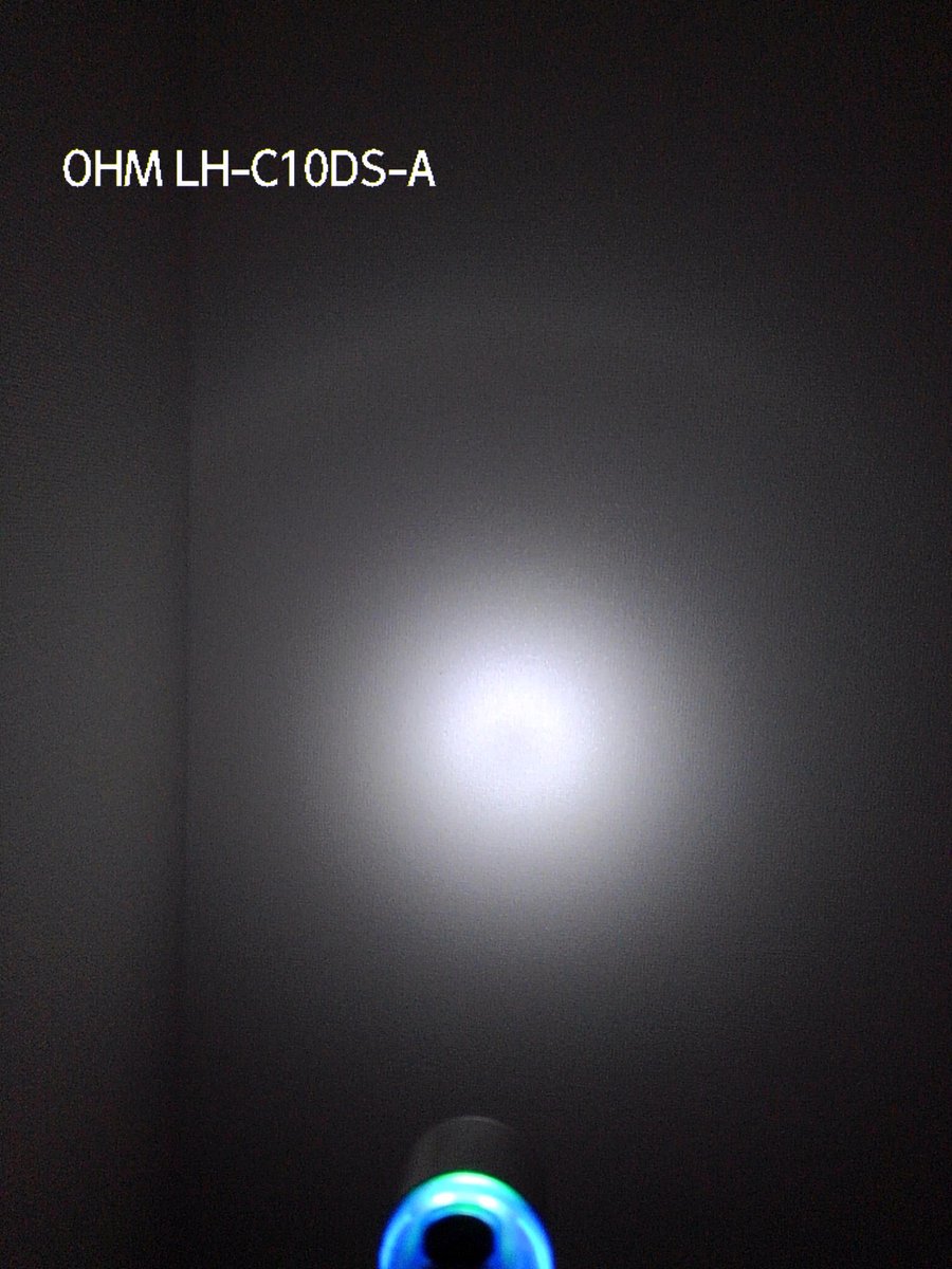 snttm1's tweet image. #DAISO #OHM LH-C10DS-A
#フラッシュライト 🔦✨
 
青色の方を追加入手
 
今回の個体の方が色温度が高く配光に癖が見られた
①中心光に小さなダークスポットが発生
②周辺光外周の一部に輪郭線が発生
 
前回入手した左の個体に①②の発生は見られなかった
 
◎ 総合的にはとてもコスパが高い製品