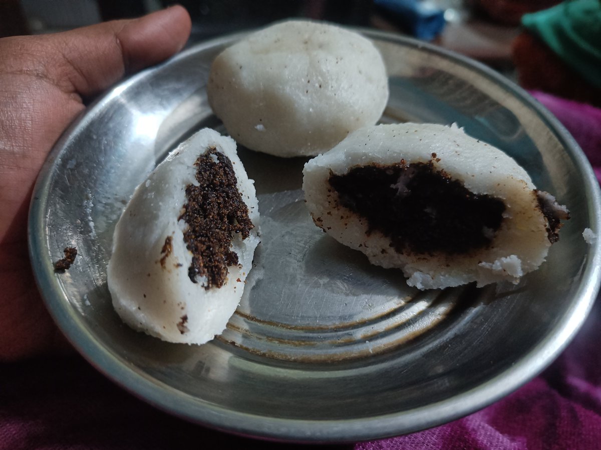 Poush month in Bihar calls for "Chikna'r Pitha". It is steamed and is a sweet rice powder  pudding filled with Flaxseeds and Jaggery.