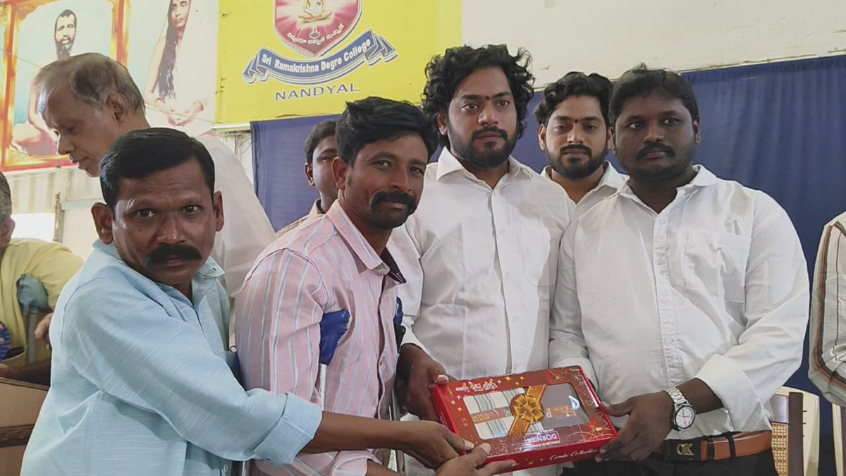 chanduchainRR's tweet photo. నంద్యాల అంధుల సంఘ౦ చంద్రశేఖర్ గారి అద్వర్యం లో నిర్వహిస్తున్న లూయిస్ బ్రెయిలీ జన్మదిన వారోత్సవాలను పురస్కరించుకొని ఈ రోజు   వేడుకల్లో పాల్గొన్న నంద్యాల జనసేన నాయకులు రాచమడుగు చందు ,సుందర్ .
@JSPShatagniTeam 
@rrhsundar 
@NagaBabuOffl 
@PawanKalyan 
@mnadendla https://t.co/EEUbanmLkk