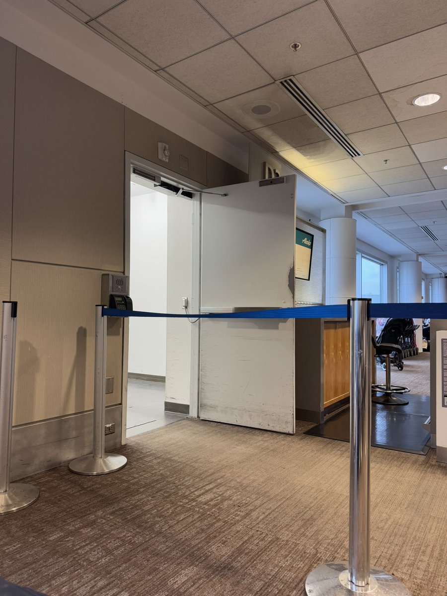 bre_grubbs's tweet photo. @AlaskaAir - Just watched one of your planes at @flySEA gate D3 disembark with no staff at the gate.  A passenger pushed open the door to exit, setting off an alarm, and still no one. When the final flight crew deplaned he said aloud, why is this door like this? https://t.co/BoN9dCZmVU