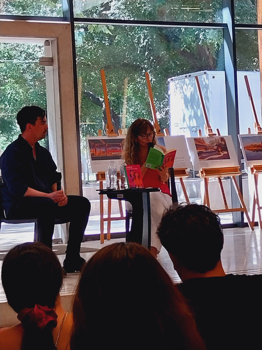Tarde literaria y de reencuentro junto a mi querida Daniela Márquez Colodro @dani_marquez_colodro  y la presentación de su quinto libro "Tal Como Soy" 📚👩🎧🎻👩🏻‍🦰 Mucha luz y éxitos para este 2025 ! 🫶✨️✨️👏