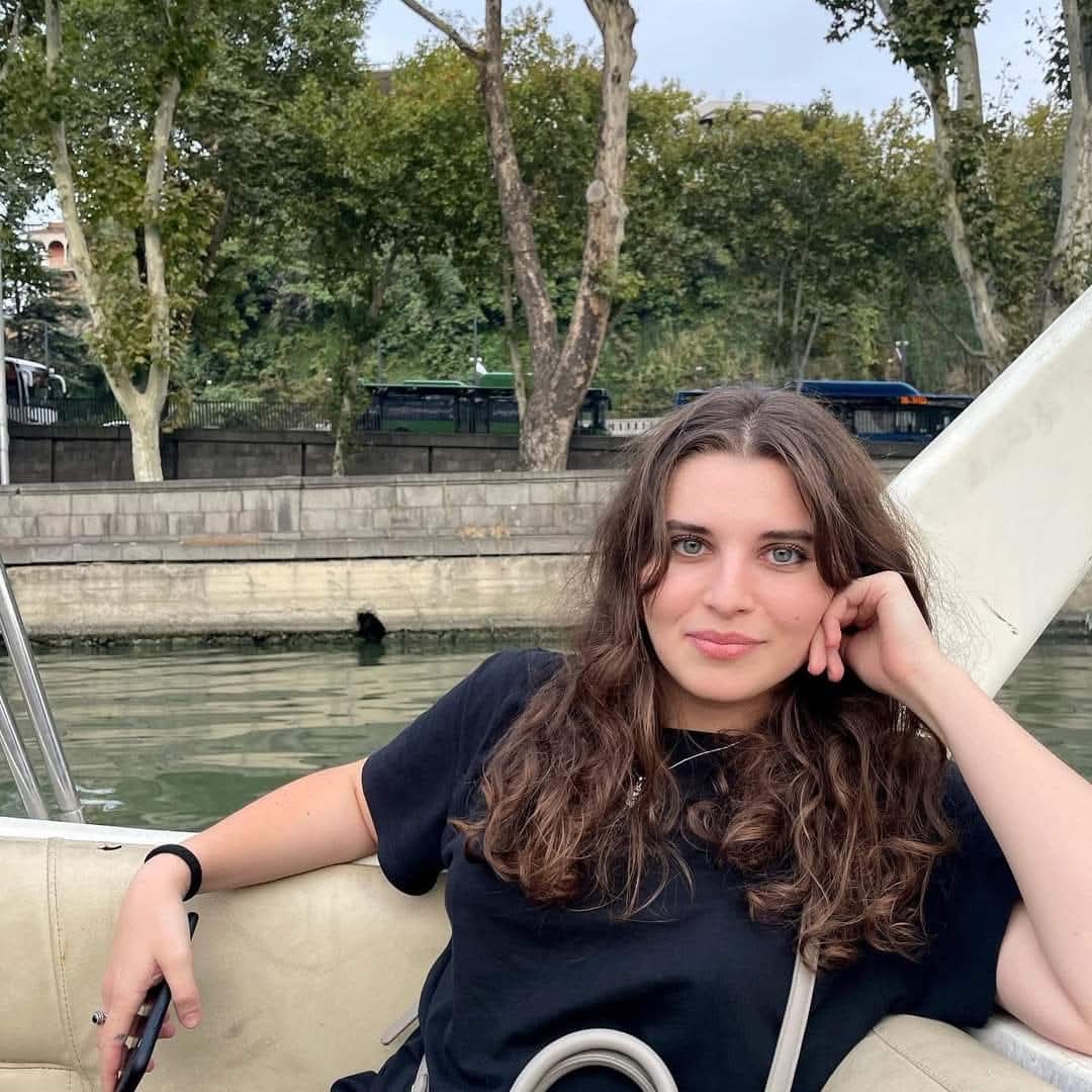 جمالك مثل عمل فني، رائع وفريد ​​من نوعه.