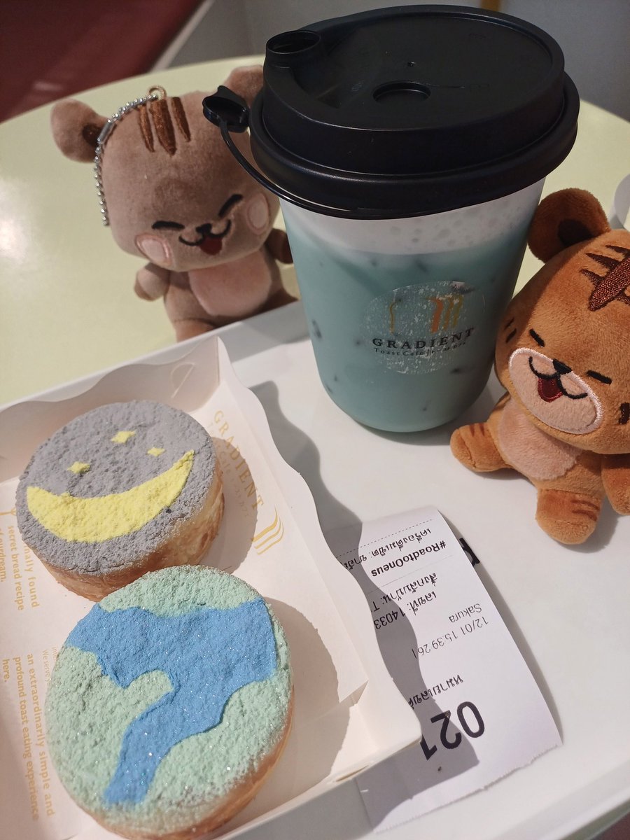 ijuyrma3b's tweet photo. คาเฟ่วอนอัส6ขวบ (และเฟ่อัสครั้งที่2ของพ้ม 🙌🏻) ปีที่แล้วว่าของเยอะแล้ว ปีนี้ของเยอะยิ่งกว่า จัดหนักจัดเต็มสุดๆ พสสต๊าฟน่ารักทุกคนเลย เชียร์พี่บ่าววอนอัสเหมือนเชียร์มวยสุชๆ 55555555 ขนมที่ร้านยังอร่อยจนต้องสั่งเพิ่มอีก ขอบคุณสำหรับคาเฟ่น่ารักๆ นะค้าบ 🫶🏻🩵 #ROADTOONEUS https://t.co/argcwzl2hf