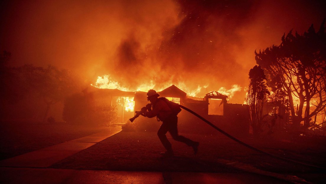 En #PalisadesFire, Los Angeles, ya hay más de 170.000 evacuados y múltiples decesos.
Miles de acres arrasados.
Las viviendas consumidas 
California no tiene Fondos..
El actual @Potus envía los Fondos a #Ucrania 
Y <a href="/JoeBiden/">Joe Biden</a> firmando  sanciones contra Venezolanos…