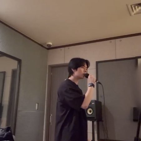 leeknow said it's one of his goals to record him singing while taking vocal lessons and upload on bubble or instagram 🥹