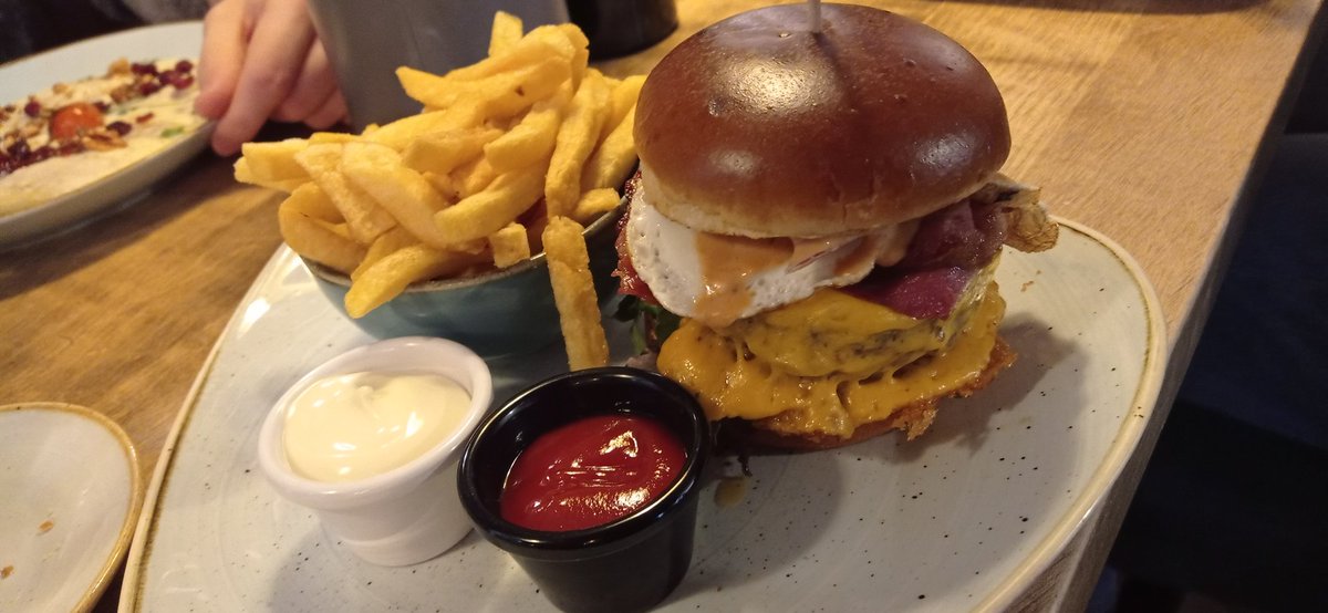 sinful_bugs's tweet photo. This was pretty but extremely disappointing in taste plus it doesn't come across but once again I have to say: big burgers should be wide not tall https://t.co/cLWZgzskOq