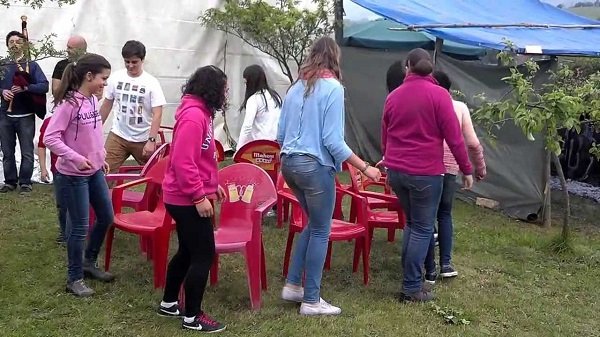 nacpophlvs's tweet photo. #Excluidos
Ves la imagen ⬇️ ?
Así funciona el plan de gobierno de milei
Como el juego de la silla
Mientras vos das vueltas
te sacan la silla
estas FUERA DEL JUEGO..
Un juego perverso
Las sillas se la quedan 4 pillos
El resto ? Al abismo !!
#Despertemos ✌️ https://t.co/OxE58c3ctA