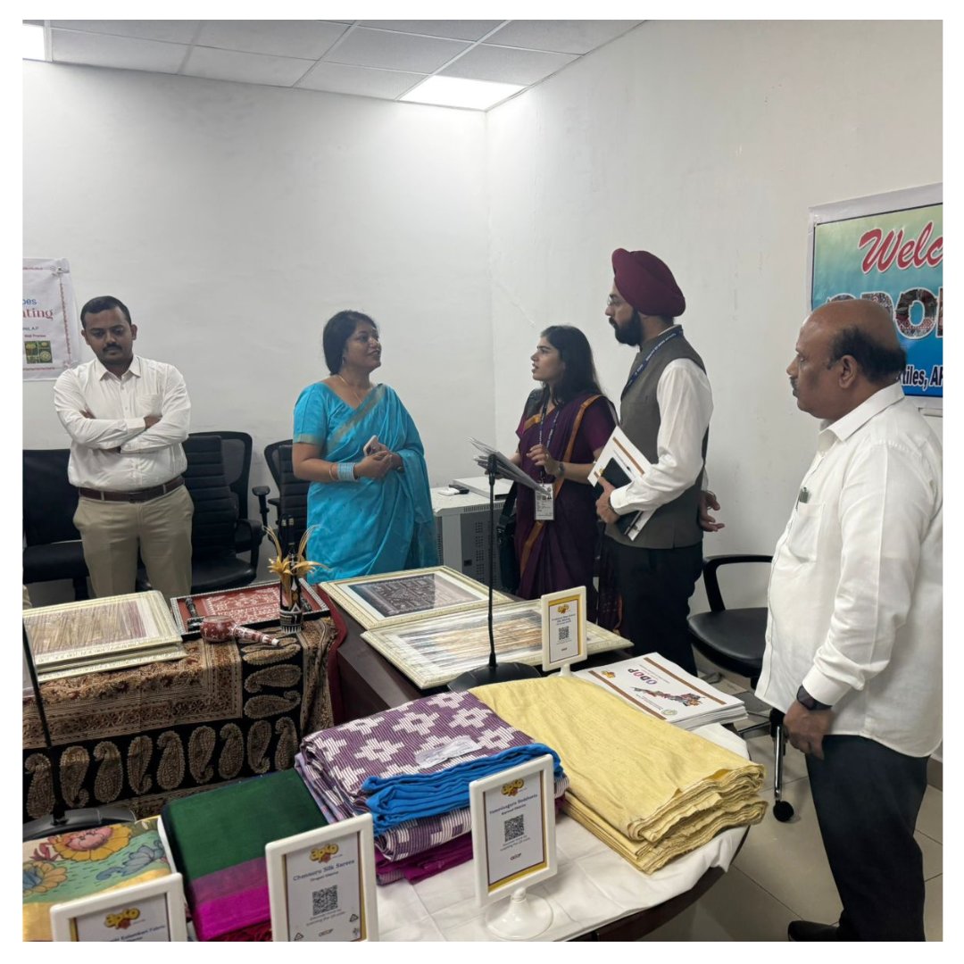 lepakshiaphdc's tweet photo. A delegation from @investindia &amp; @DPIITGoI visited Andhra Pradesh to explore the state’s remarkable achievements in #handlooms &amp; #handicrafts. 
This initiative highlights the commitment to weaver empowerment and promoting Andhra Pradesh’s unique crafts.
@ODOP_IND https://t.co/AfpFirRjPn