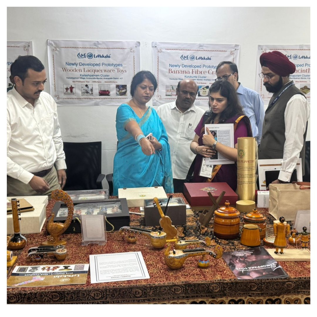 lepakshiaphdc's tweet photo. A delegation from @investindia &amp; @DPIITGoI visited Andhra Pradesh to explore the state’s remarkable achievements in #handlooms &amp; #handicrafts. 
This initiative highlights the commitment to weaver empowerment and promoting Andhra Pradesh’s unique crafts.
@ODOP_IND https://t.co/AfpFirRjPn