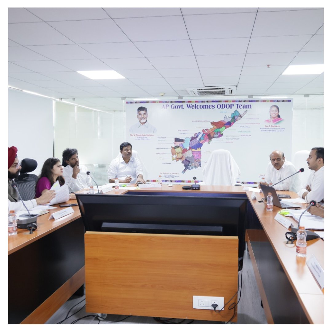 lepakshiaphdc's tweet photo. A delegation from @investindia &amp; @DPIITGoI visited Andhra Pradesh to explore the state’s remarkable achievements in #handlooms &amp; #handicrafts. 
This initiative highlights the commitment to weaver empowerment and promoting Andhra Pradesh’s unique crafts.
@ODOP_IND https://t.co/AfpFirRjPn