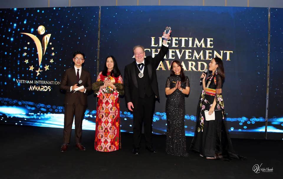 Honoured to have received a Lifetime Achievement Award on Vietnam - vietnam.vn/en/viet-nam-kh…