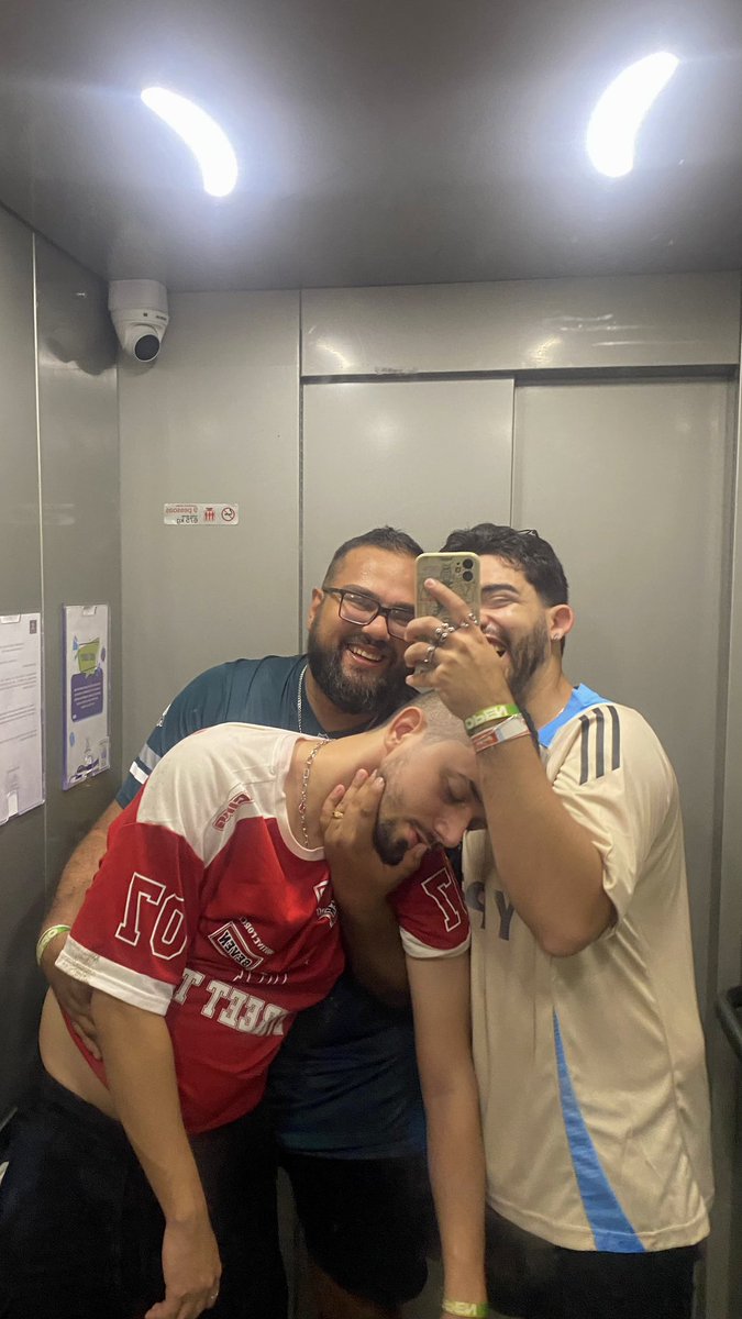 torresversion's tweet photo. sobre os Ensaios da Anitta: https://t.co/LcTCUfVb2O