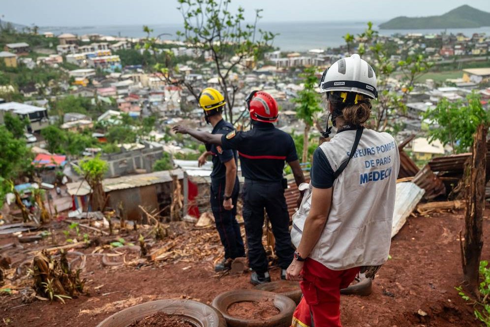 🌀👨‍🚒 La tempête tropicale #Dikeledi touche en ce moment #Mayotte, la Sécurité civile se mobilise auprès des populations pour des opérations de dégagement, d'assistance et de premiers secours. 

🔴 L'alerte rouge cyclonique est toujours en cours sur l'archipel, suivez les