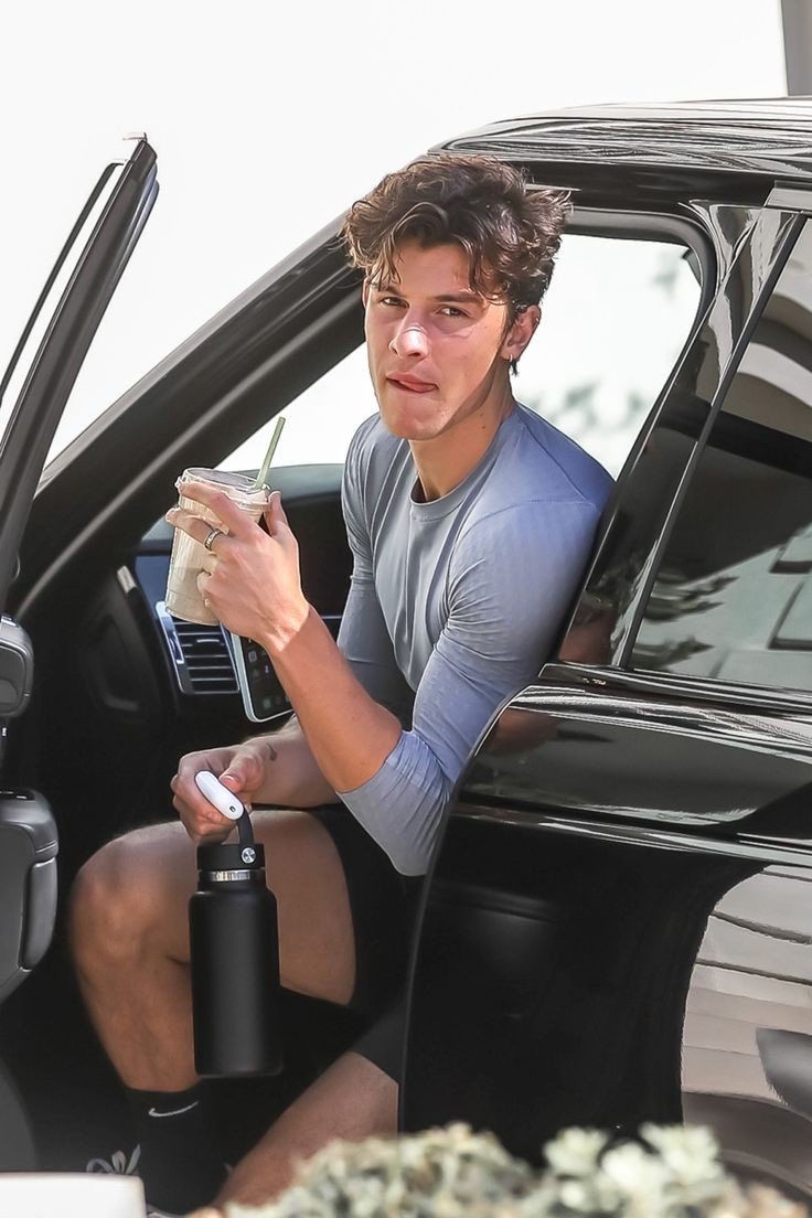 shawn mendes has no right being this hot