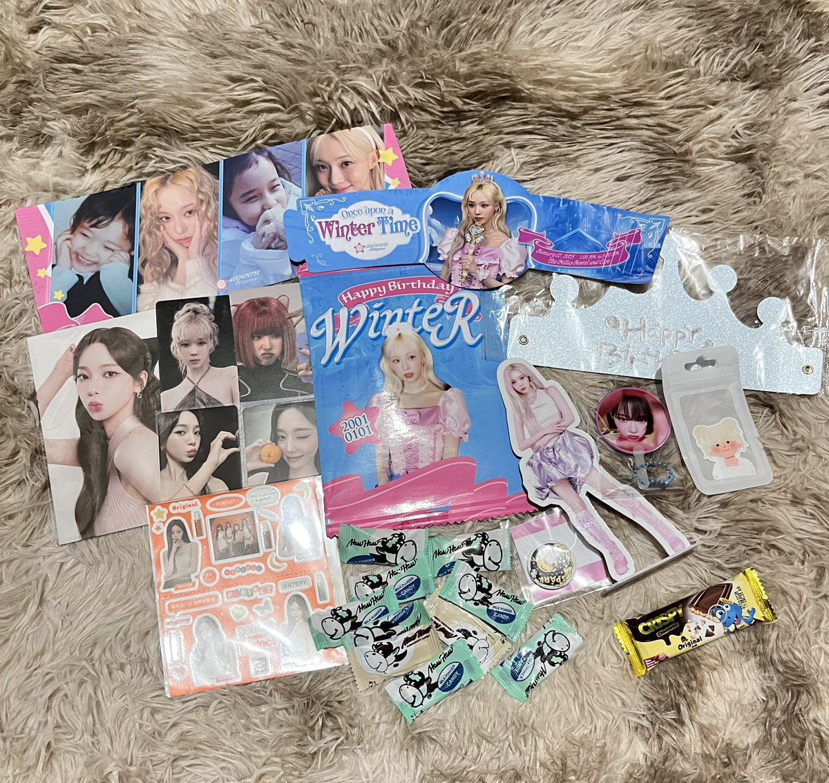 winkkuiah's tweet photo. Today's loot! Thank you, @aespaverse1117 for the thrilling event. @miseensceneph and fellow attendees for the postcards and pcs.
definitely had a blast with the tiara and magic wand.😆
#OnceUponAWinterTime
#HappyWINTERDay https://t.co/5iM7MmBs3q
