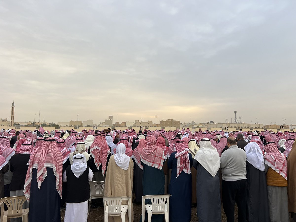 حسن الختام: الأب المعلم سليمان بن إبراهيم الشاعر

نقف اليوم وقفة إجلال ووفاء، نودّع علماً من أعلام التربية، ورمزاً من رموز الإخلاص والعطاء، الأستاذ الفاضل سليمان بن إبراهيم الشاعر، الذي اختاره الله إلى جواره في بيتٍ من بيوته، وهو واقفٌ بين يدي ربه في الصلاة، في لحظةٍ تجسد حسن