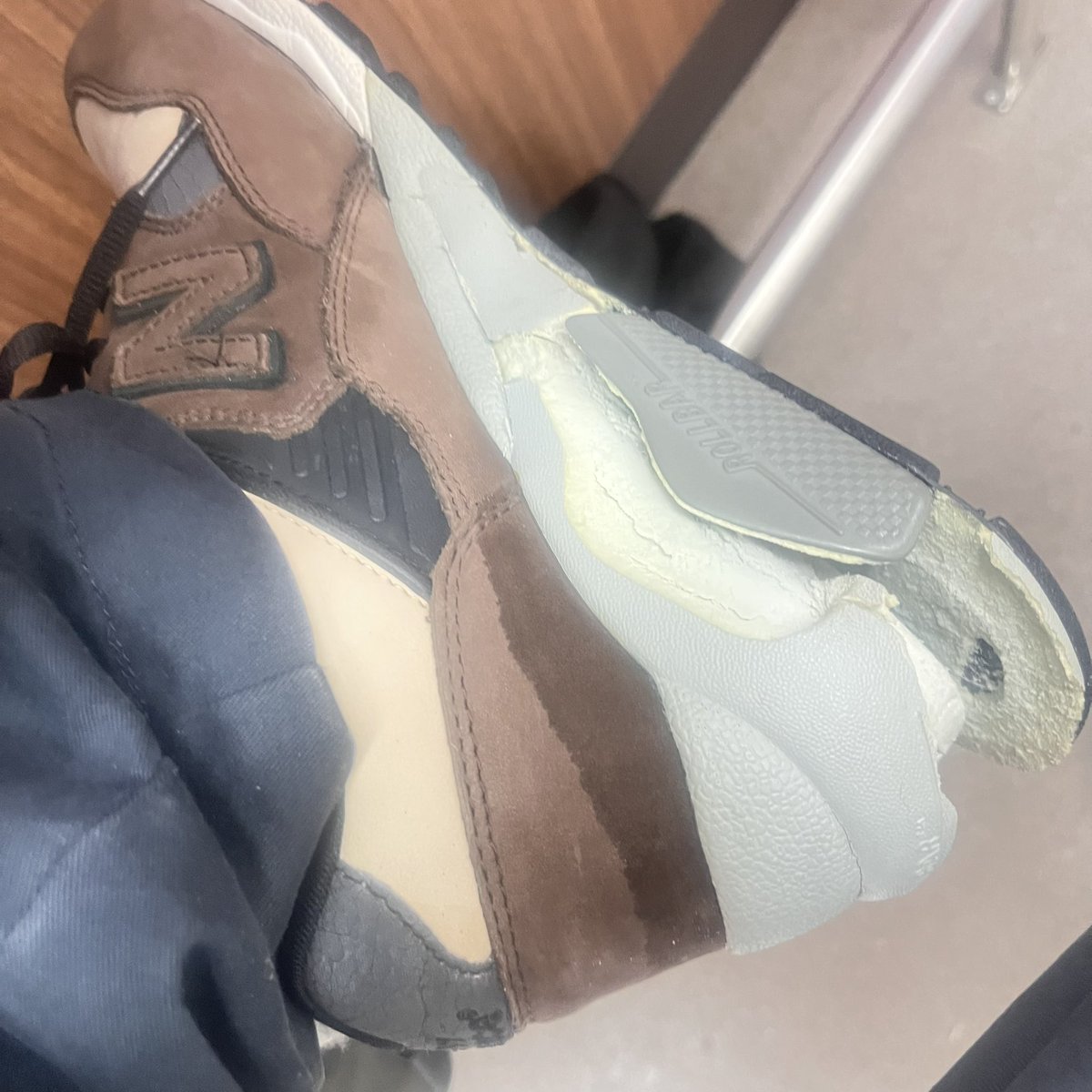 BOYFRENZ40jr's tweet photo. 今日の加水分解。号泣。
今、裸足で新宿歩いてます。
#加水分解 #newbalance #mt580 https://t.co/tc8lY27pAD