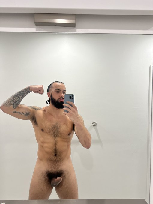 Watch King James 👑's leaked NSFW photo on TwXstars