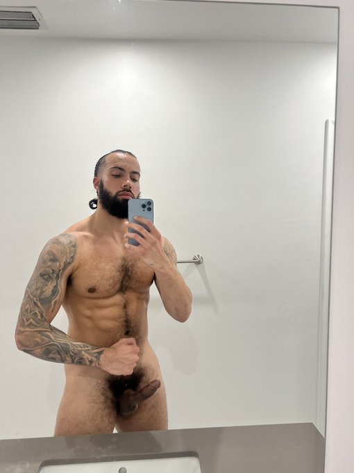 Watch King James 👑's leaked NSFW photo on TwXstars