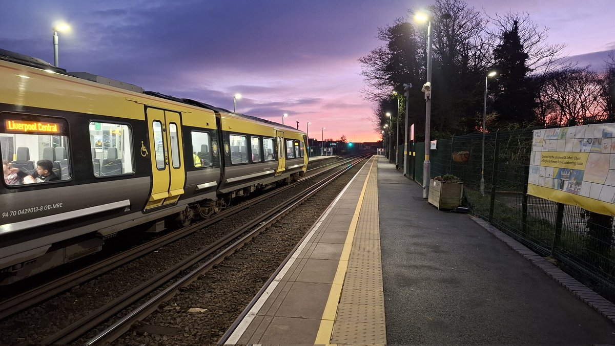mikel01's tweet photo. @merseyrail Here's some pictures for you of sunset over Ainsdale station on Christmas Eve 2024, with a train leaving for Liverpool Central and another arriving with a Southport service. 🌅🎄 https://t.co/s0fIXqMR1g