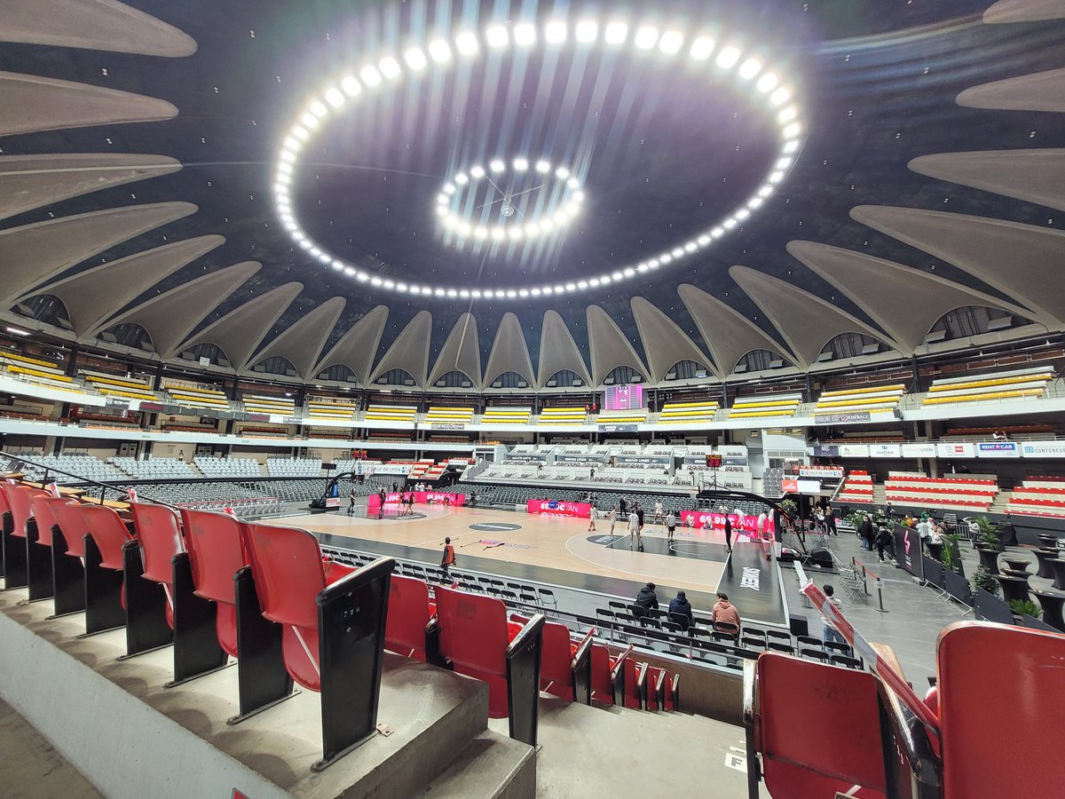 clementcarton's tweet photo. Dans 30 minutes, l'ASVEL féminin jouera le premier match de son histoire au Palais des Sports de Gerland en tant que club résident. Joli coup de neuf ! https://t.co/0A7iOrd4GO