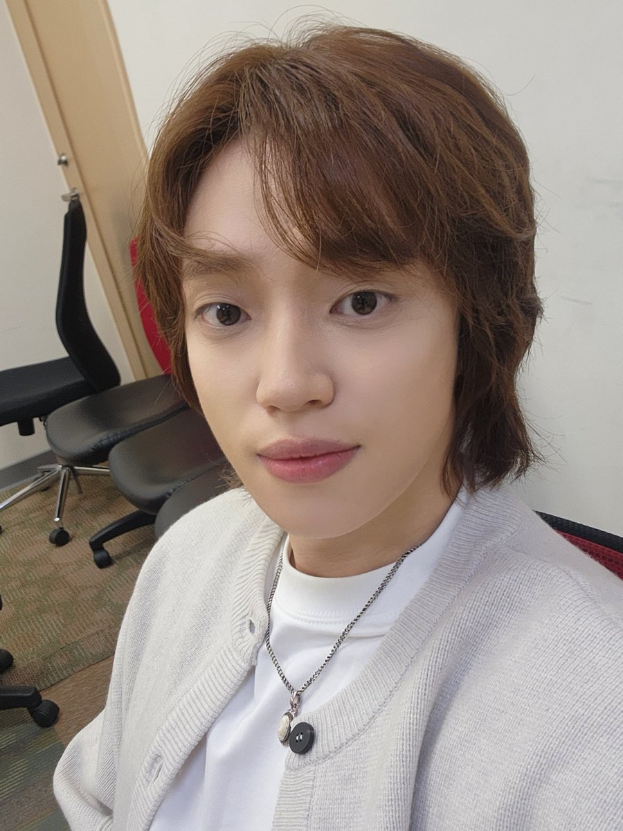 [#녤모닝👋]

녤모닝~!!
좋은 아침이야 ㅎ
날씨가 너무 춥다 그치?!
감기 걸리지 않게 따숩게 입고
마스크도 한개씩 챙겨 다녀!!!!
우리 건강하게 만나야지 ㅎ
이번 주도 다들 힘내고!! 
밥도 잘 챙겨묵자!!

#니엘 #NIEL