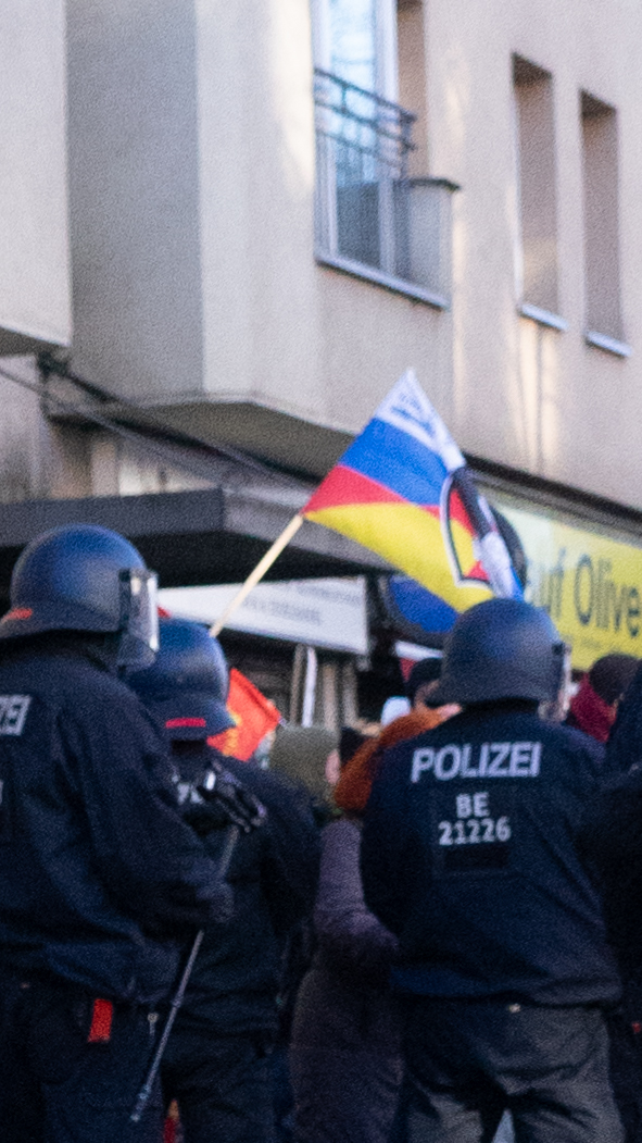 m_dorn_'s tweet photo. Druschba Global, ebenfalls mit Fahne vertreten, wurde von AfD-MdB Rainer Rothfuß gegründet. (Hier ein Vergleichsfoto von #b1003). Rothfuß traf 2017 auf der "Friedensfahrt" auch den Chef der nationalistischen Nachtwölfe, A. Saldostanow. #lldemo #b1201 https://t.co/JnRgYgV8JQ https://t.co/WD1iCRIhmB