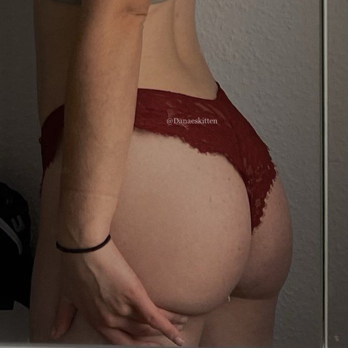Danaé - 2 pic. Not new to #nsfwtwt ~~~~~~~~~~~~~~~~~~~~~~~~~~~~~ ☕️ 20 ☕️ she/her ☕️ bi ☕️ switch ☕️ soft/hard kinks rt + like for moots 🩶 #nsfw #nsfwtwtًً https://t.co/LbxUyIbLf9