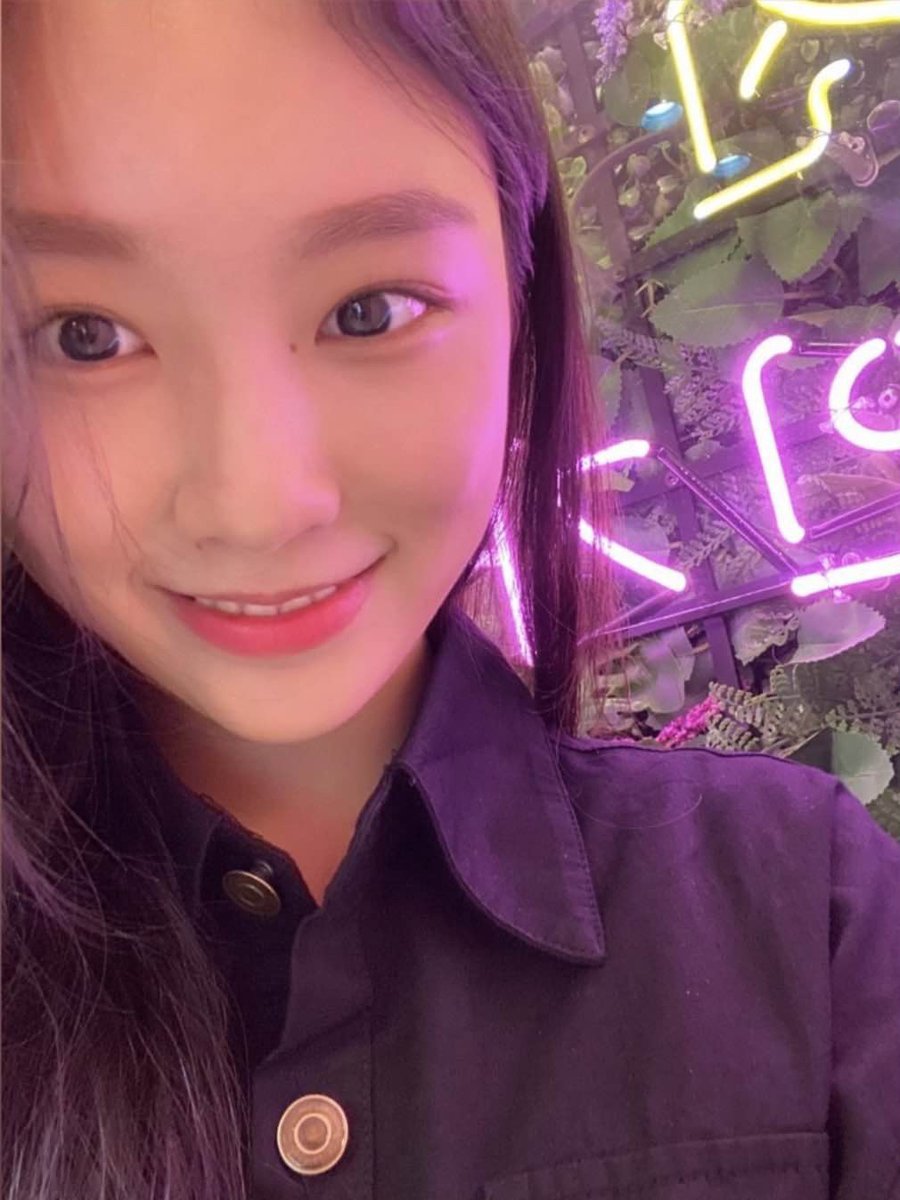TheSmnggTheory's tweet photo. Finally, Ouju's face is revealed, but unfortunately, she didn't make it to the final lineup. One OP commented that Ouju is living a normal person's life.
#SMNGG #SMNewGirlGroup #sm연습생 #SMNGGDEBUT #ouju #smtrainee https://t.co/1xsAwYuwJr