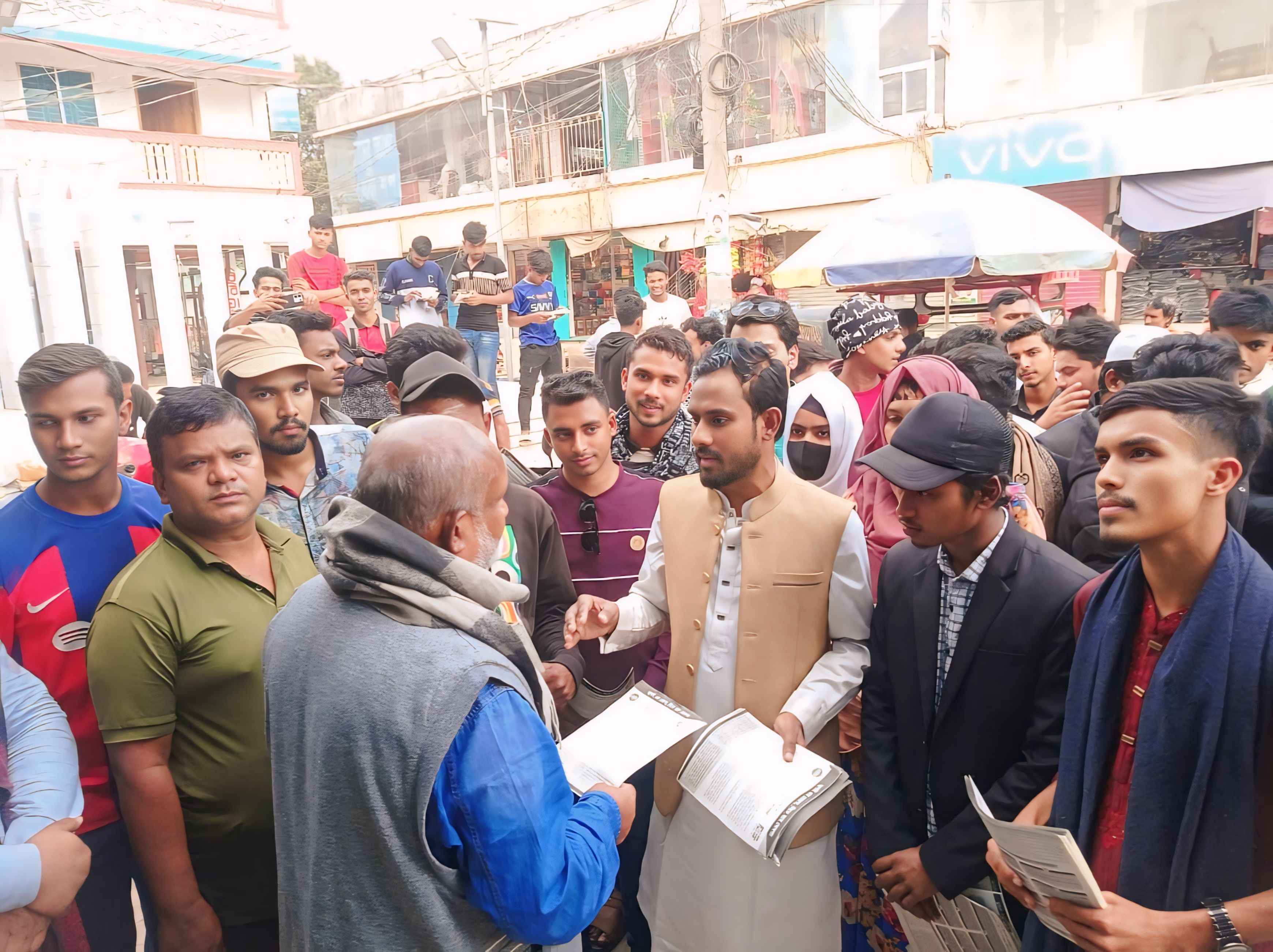 মাদারগঞ্জে বৈষম্য বিরোধী ছাত্র আন্দোলনের নেতাদের লিফলেট বিতরণ