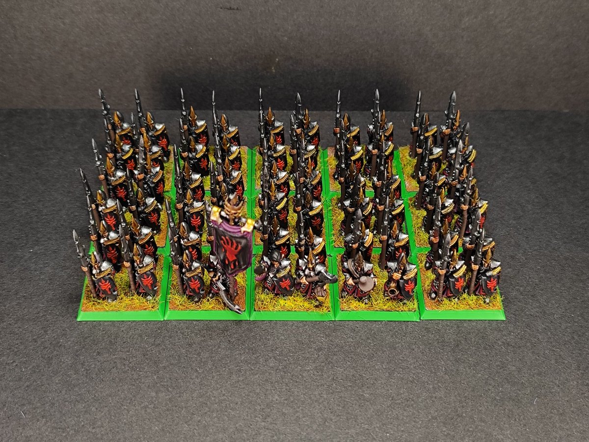 Like, instead of a single mini per base, I tried to put what older editions of the game told us each mini actually "counted as".

So I've tested it with a unit of 15 DE spearmen with the new #ToW base sizes (25mm). Each mini is what it looks like and you could use it as is