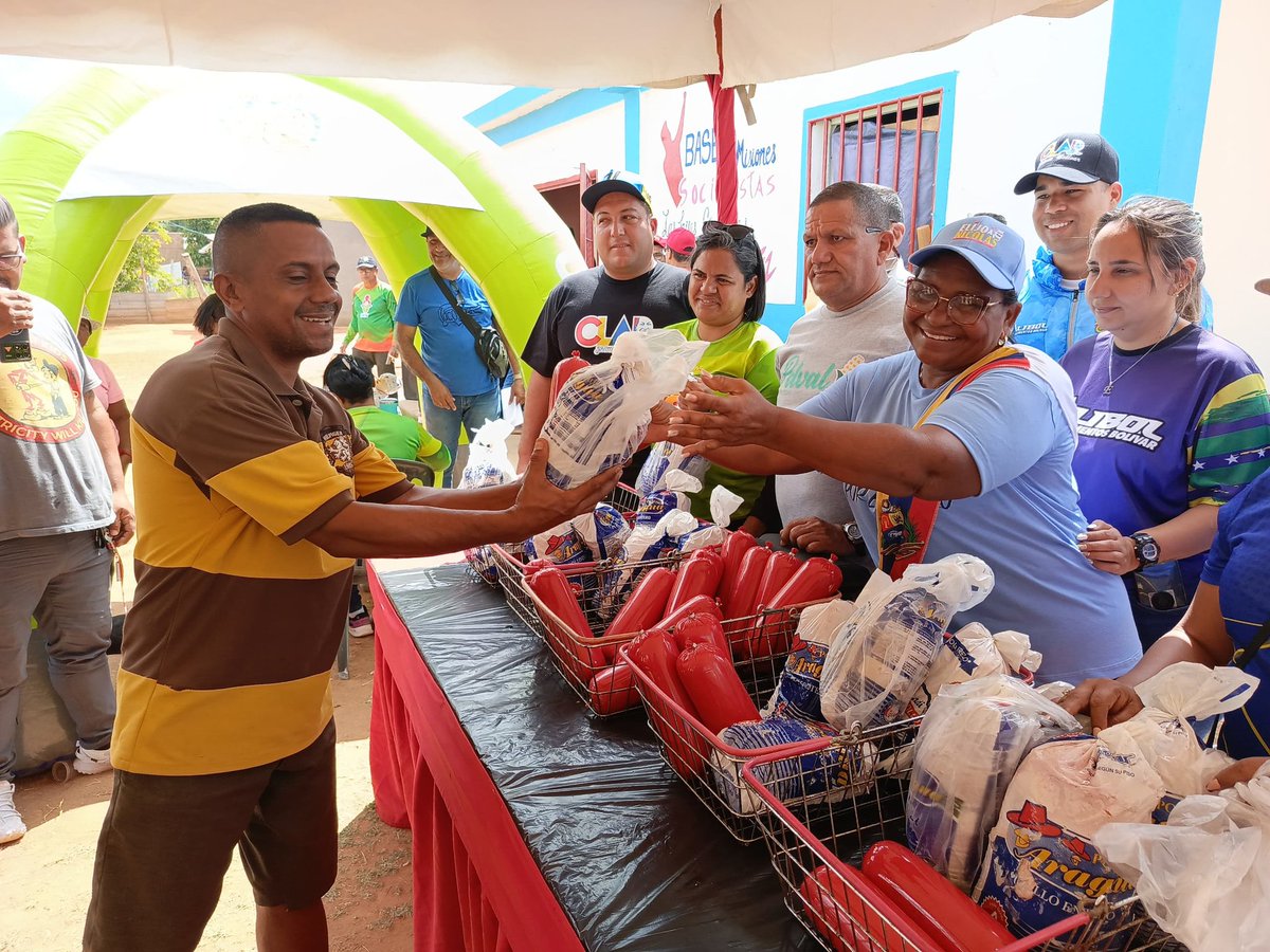 Feria del Campo Soberano en la Base de Misiones “Las Hijas Guerreras de Chávez”, beneficiando a 3361 familias del municipio Angostura del Orinoco, Comuna 4F Rebelión Popular. Gracias a las políticas de <a href="/NicolasMaduro/">Nicolás Maduro</a>, se avanza con amor en la misión Alimentación y el <a href="/ema_bolivar/">EMA_bolívar</a>