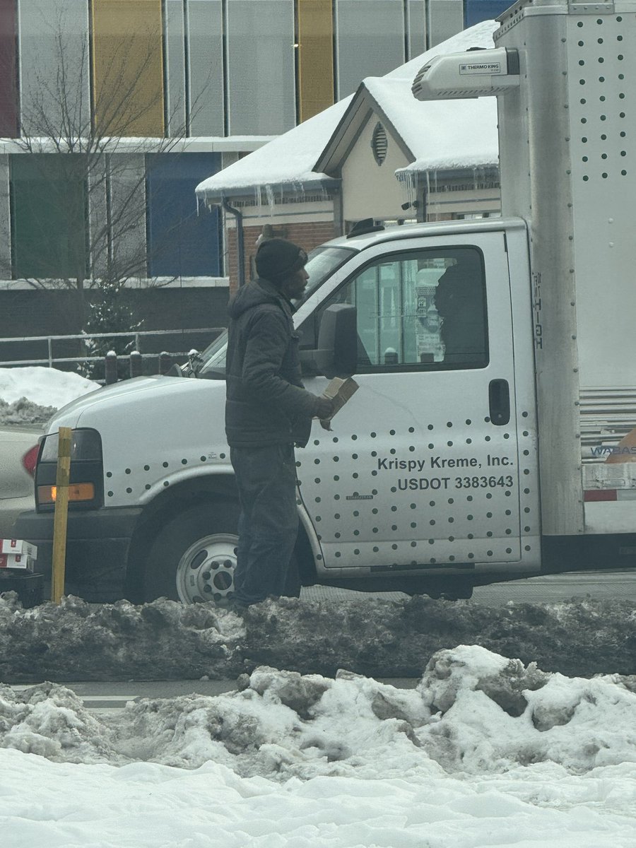 laceyrobertstv's tweet photo. Aww. Bless this Krispy Kreme delivery driver who just gave this homeless man a box of donuts. Never saw that before. https://t.co/eYKx3E9NLS