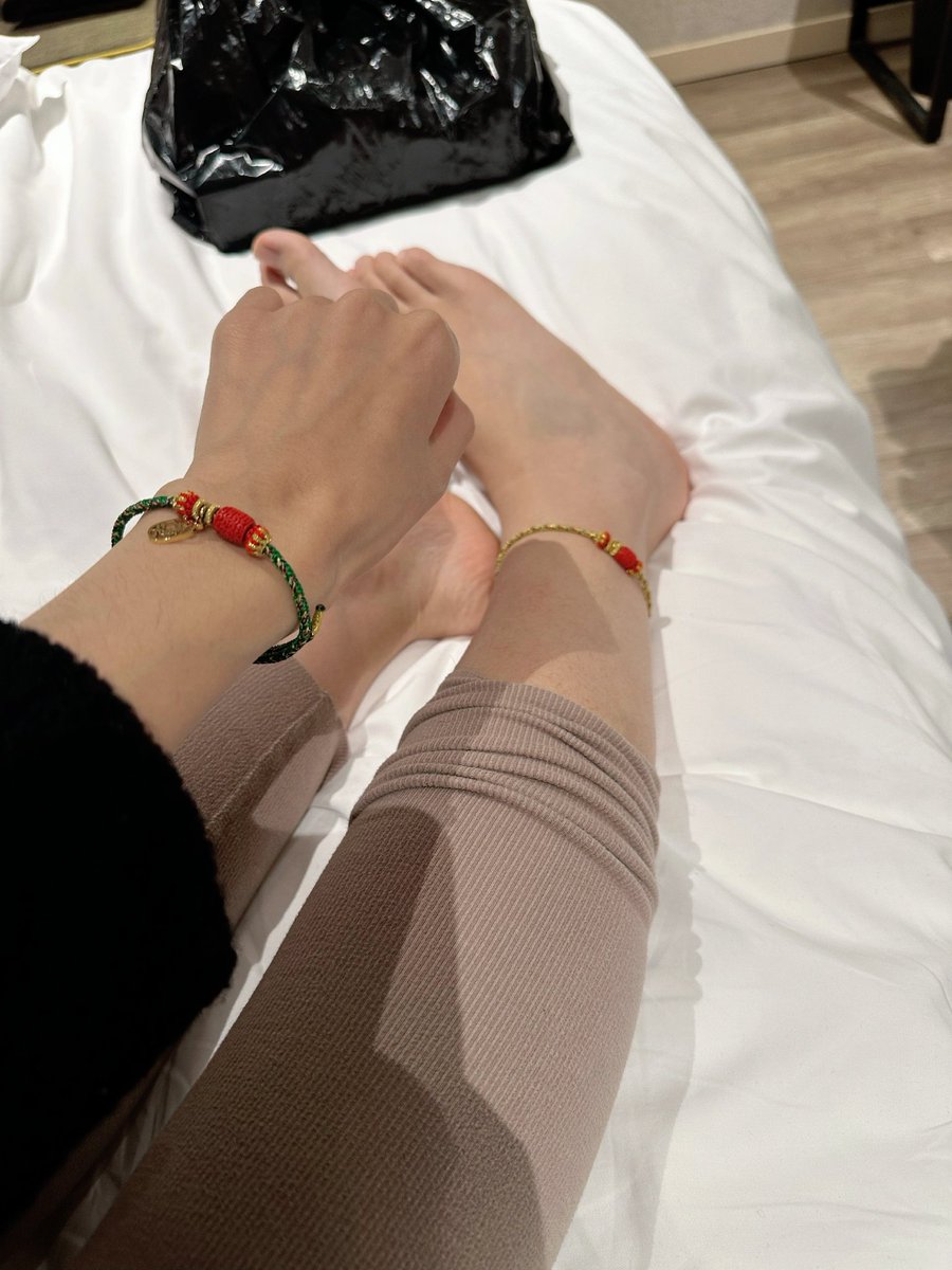坏消息是周末只能在酒店度过，好消息是收到了单男的礼物，一个手链一个脚链😊 https://t.co/GLKlf9VgJH