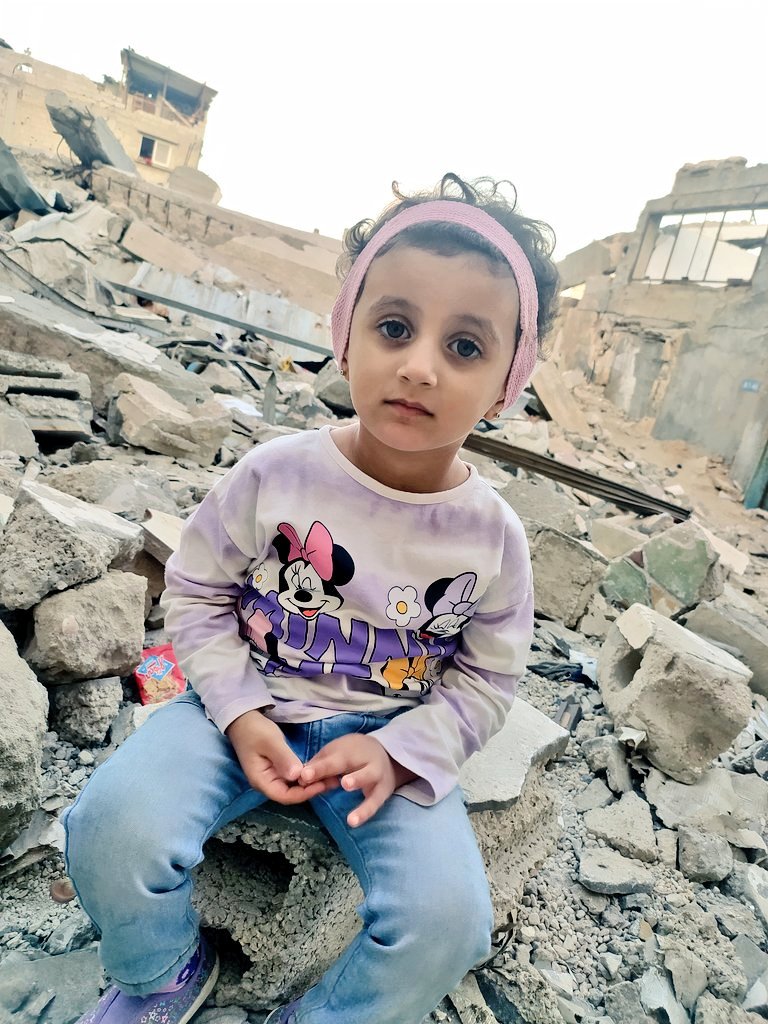 hazemkhilla's tweet photo. If you say you are pro-Palestine, why do you ignore her? This little girl deserves better than what she's living. She doesn't deserve to die here if you don't help her, who will. Share her campaign before it's too late!

https://t.co/cWkuaP3xVc https://t.co/pqFb9p4ej7