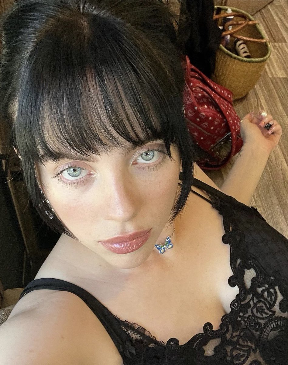 TayGooner22's tweet photo. Today's girl of the day is: Billie Eilish! https://t.co/SV2C2qApNv