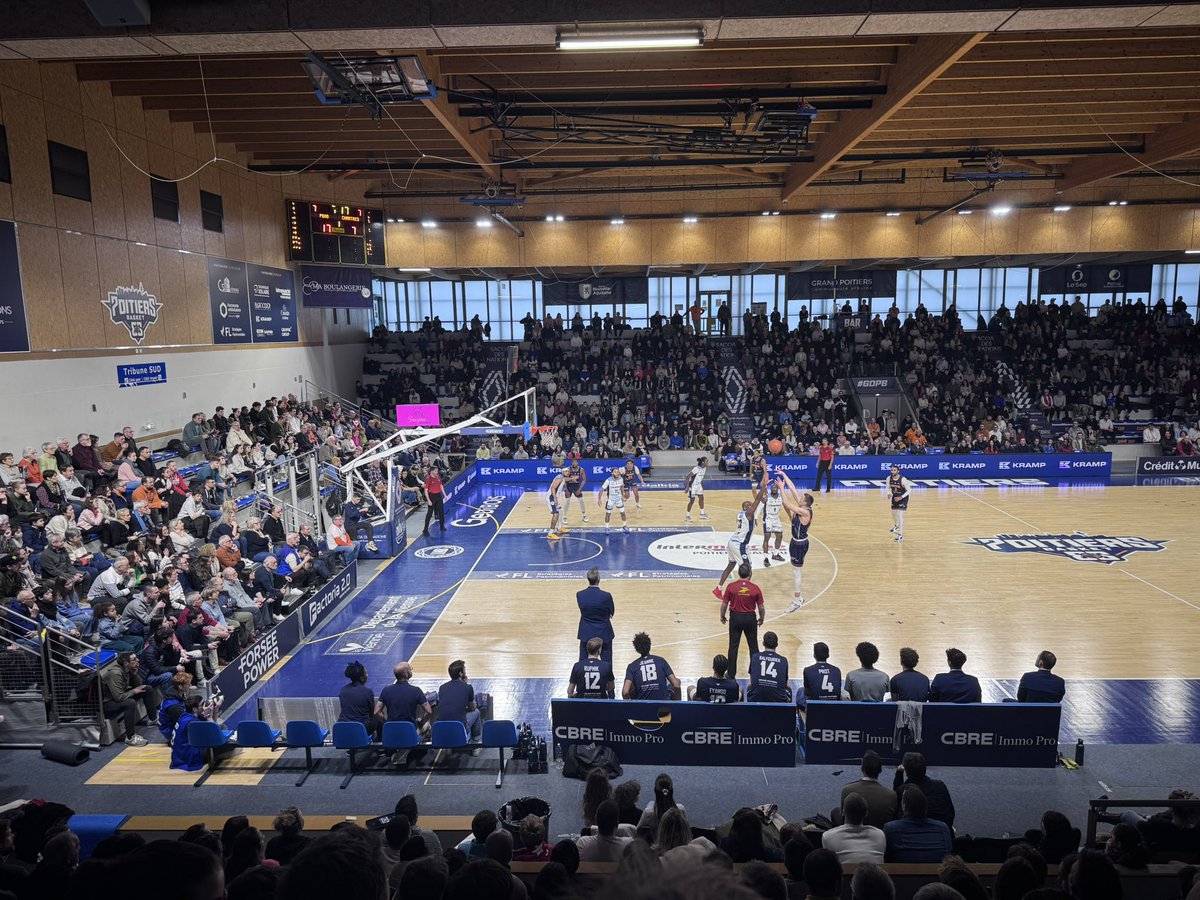 À Saint-Éloi, derrière le <a href="/pb86officiel/">Poitiers Basket 86</a> 🏀 #Poitiers
