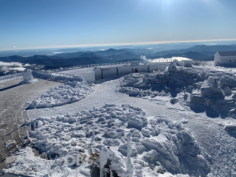 MWObs's tweet photo. Fog has cleared from the summit, revealing a wintry scene on the rockpile, as well as 100+ mile views in most directions. #MWOBS #MountWashington #weather #winter https://t.co/khLBWh1I2W