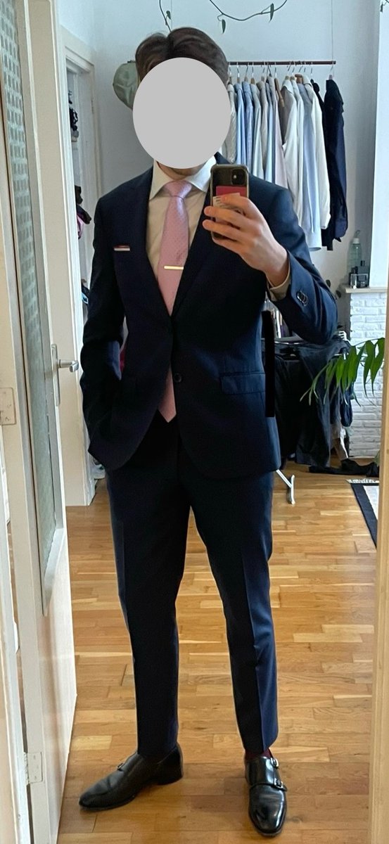 I’m going to Berlin coming week (wed-mon). I’ll probably bring one suit and some shirts and ties. Send me a message if you live there (or close) and like to meet for a suited encounter #menatplay #suitedgay #suitgay